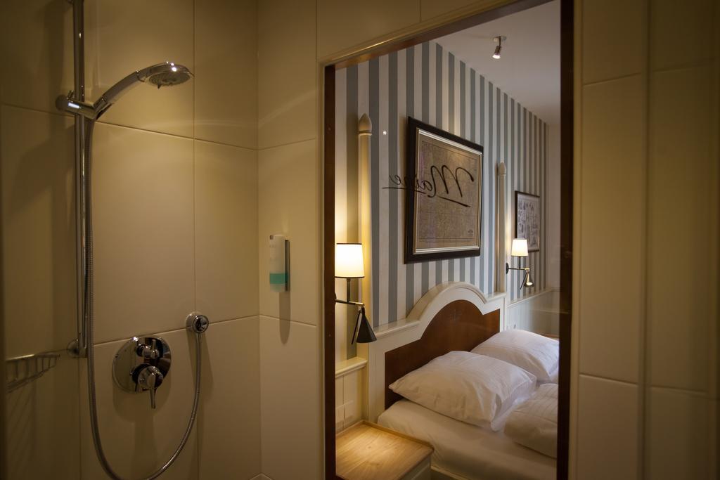 4 Hotel Rust Room photo
